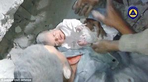 Nín thở xem giải cứu bé gái 2 tháng tuổi trong đổ nát