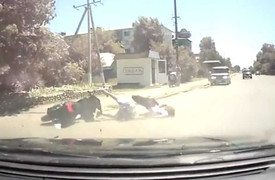 Clip: Bật dậy ngay khi bị ôtô hất văng ra đường