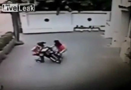 Hài hước clip cô gái nhặt dép trả lại tên cướp