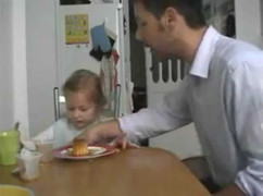 Bật cười cảnh bé gái ngơ ngác vì bị bố lấy chiếc bánh