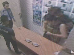 Hai phụ nữ giả bụng bầu vào siêu thị BigC trộm sữa