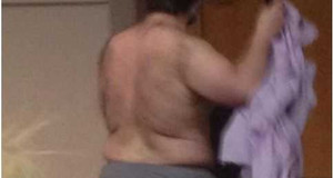 Giáo sư thoát y trên lớp, dư luận bức xúc