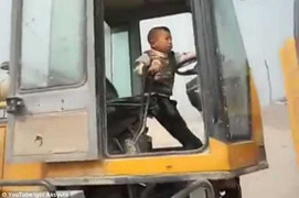 Bé 5 tuổi lái máy xúc thi công đường gây choáng