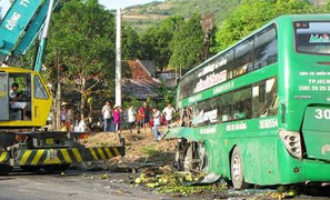 Xe khách đổ đèo tông xe tải, 9 người thương vong