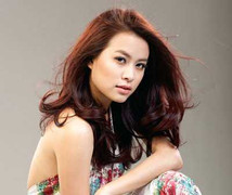 Sự thật cuộc sống xa hoa của Hoàng Thùy Linh