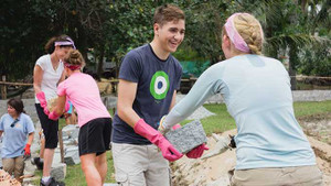 Học trò Mỹ vác đá xây nhà ở Việt Nam