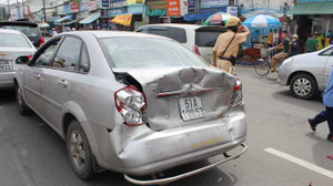 Xe khách ủi 3 'xế hộp' nát đầu đuôi, quốc lộ chết cứng