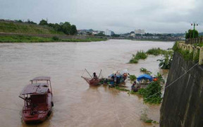 Lũ lớn bất ngờ cuốn trôi nhiều tài sản trên sông Hồng