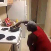 Cười vỡ bụng phản ứng của gã đàn ông khi rán đồ ăn