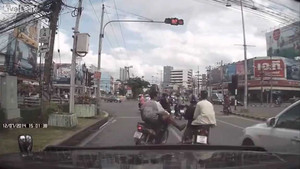 Clip: Màn rượt đuổi bắt cướp kịch tính giữa giao lộ