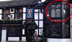 Xôn xao clip bóng ma ở quán rượu