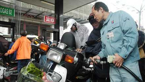 Ai kiểm soát hành vi 'bắt tay' tăng giá xăng dầu?