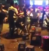 Clip: Hỗn chiến ở quán trà đá vỉa hè Hà Nội