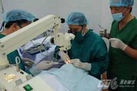 Quân đội mổ đục thủy tinh thể miễn phí cho người dân ATK