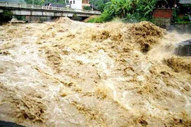 Clip: Lũ lớn nhất từ đầu mùa tấn công Lào Cai