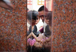 Clip: Giải cứu 15 người mắc kẹt trong thang máy ở TP.HCM