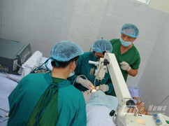 Cận cảnh quân đội mổ đục thủy tinh thể cho dân nghèo
