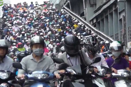 Video: Đường phố Đài Loan kín mít xe tay ga