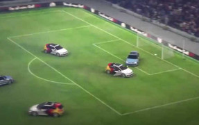 'Giả lập' cầu thủ, xe sang tái hiện bàn thắng của Đức