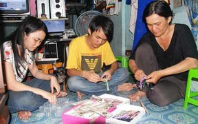 Mẹ làm xe ôm nuôi 4 con học đại học