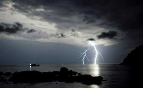 Video: Bão Rammasun giật cấp 17 tiến vào Biển Đông