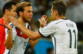 Klose nói gì với Goetze khi thay người?
