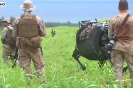 Video: Rô bốt vận chuyển biết tự đi theo binh lính