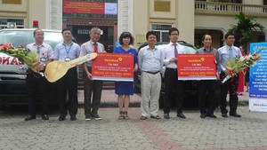 Tặng xe cứu thương cho BV Đại học Y