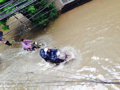 Hà Nội: Mưa lớn kéo dài, xe máy lại ‘bơi’ trên phố