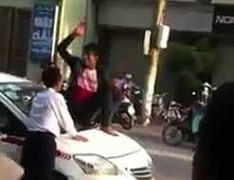 Clip: Kẻ 'ngáo đá' leo lên nóc taxi ăn vạ, làm loạn phố Hà Nội