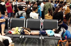 Hàng nghìn hành khách lỡ chuyến bay bởi bão Thần sấm
