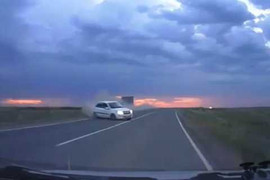 Video: Đường càng vắng càng nguy hiểm bội phần