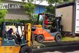 Video: Hài hước xe nâng xử lý tình huống 'khó đỡ'