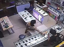 Clip: Thiếu nữ trộm điện thoại như 'ảo thuật' ở phố Thái Hà, Hà Nội