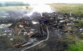 'Mảnh vỡ máy bay Malaysia vương vãi khắp nơi'