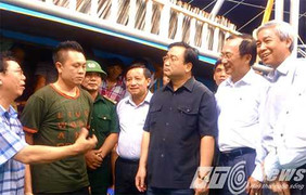 Phó Thủ tướng thị sát chống bão ở Hải Phòng trong đêm