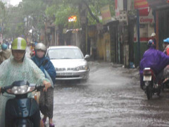 Hà Nội mưa bão, nhiều phố nguy cơ ngập úng