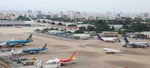 Bão Thần Sấm gây mưa kéo dài, hủy nhiều chuyến bay