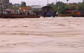 Siêu bão chưa qua, lũ lớn lại xuất hiện cuốn trôi người