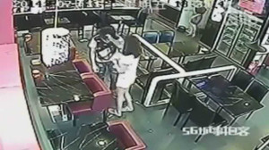 Clip: Cô gái úp cả đĩa cơm vào mặt người yêu ở quán ăn