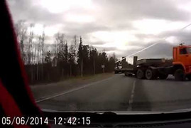 Video: Lạnh gáy cú đánh lái sinh tử