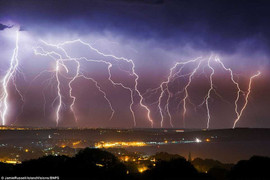 Bão sét oanh tạc bầu trời nước Anh