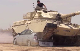 Video: 'Buốt ruột' xem thử nghiệm nghiền nát xe Toyota