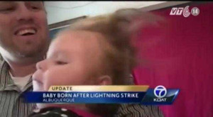 Clip: Bà bầu bị sét đánh, thai nhi chào đời với mái tóc dựng ngược