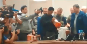 Giây phút hộp đen MH17 được chuyển giao cho Malaysia