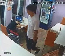 Clip: Chủ quán ngủ say bị trộm khoắng sạch tiền