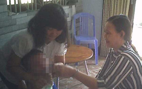 Phẫn nộ clip bảo mẫu hành hạ trẻ tự kỷ rồi cười sặc sụa