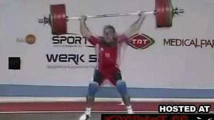 Nâng tạ 'khủng', lực sỹ bị gãy gập tay