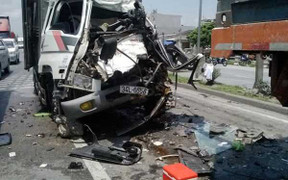 Ô tô nát đầu, 3 người nhập viện, dân lao ra nhặt tiền