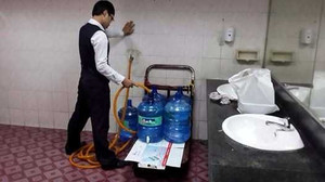 Nhân viên sân bay lấy nước từ toilet cho vào bình nước